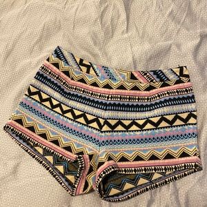 Fashion on Earth, size 2, multicolor, side zip, short dress shorts